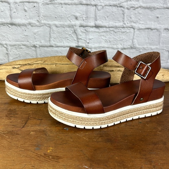 MIA Kiera vegan leather platform sandal with single strap/buckle. Size 7.5 - Picture 3 of 13